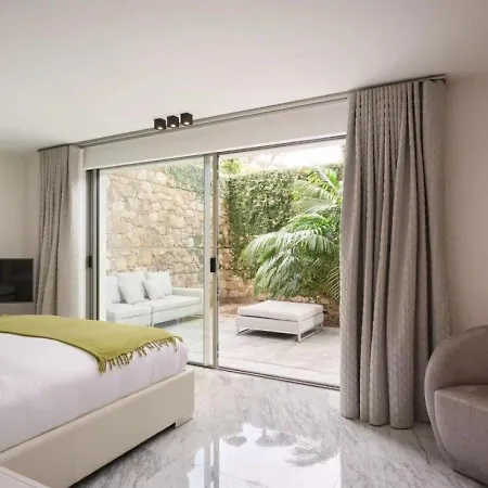 6 Bedrooms With A Heated Swimming Pool *