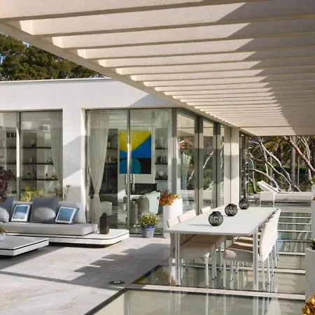6 Bedrooms With A Heated Swimming Pool Βίλα