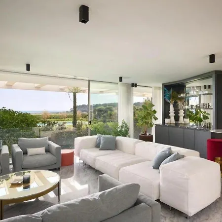 6 Bedrooms With A Heated Swimming Pool Βίλα *