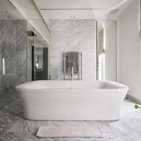 6 Bedrooms With A Heated Swimming Pool Αντίμπ
