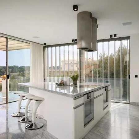 6 Bedrooms With A Heated Swimming Pool Αντίμπ
